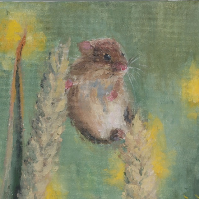 Маленькая картина маслом: полевая мышка сидит наверху колоса пшеницы. Изображение выполнено в тёплых натуральных тонах, передаёт нежность и внимательность к маленькому существу в природе.