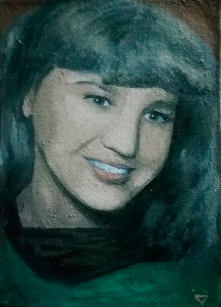 На картине изображён портрет улыбающейся женщины (мамы художницы) с тёплым, добрым взглядом. Изображение мягкое, светлое, написано в реалистичной манере с акцентом на передачу характера.